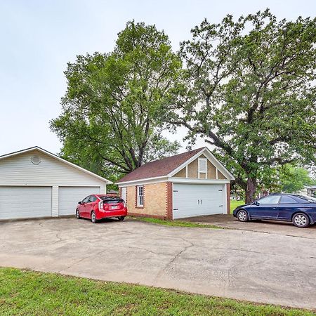 Delightful Retreat With Fireplace And Large Yard! Εξωτερικό φωτογραφία