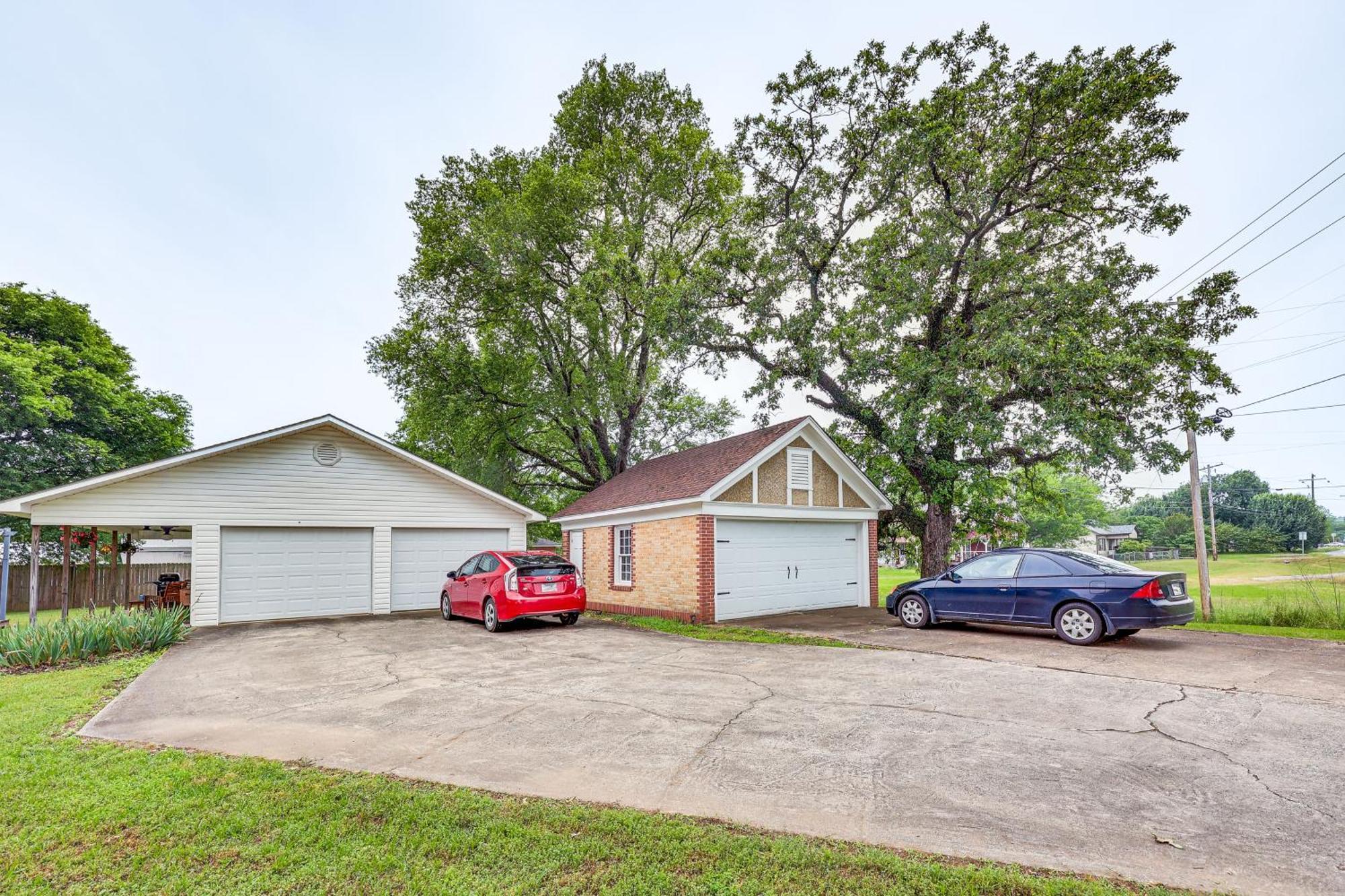 Delightful Retreat With Fireplace And Large Yard! Εξωτερικό φωτογραφία