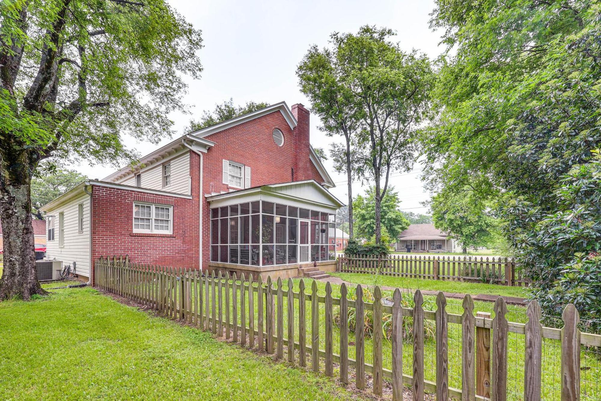 Delightful Retreat With Fireplace And Large Yard! Εξωτερικό φωτογραφία