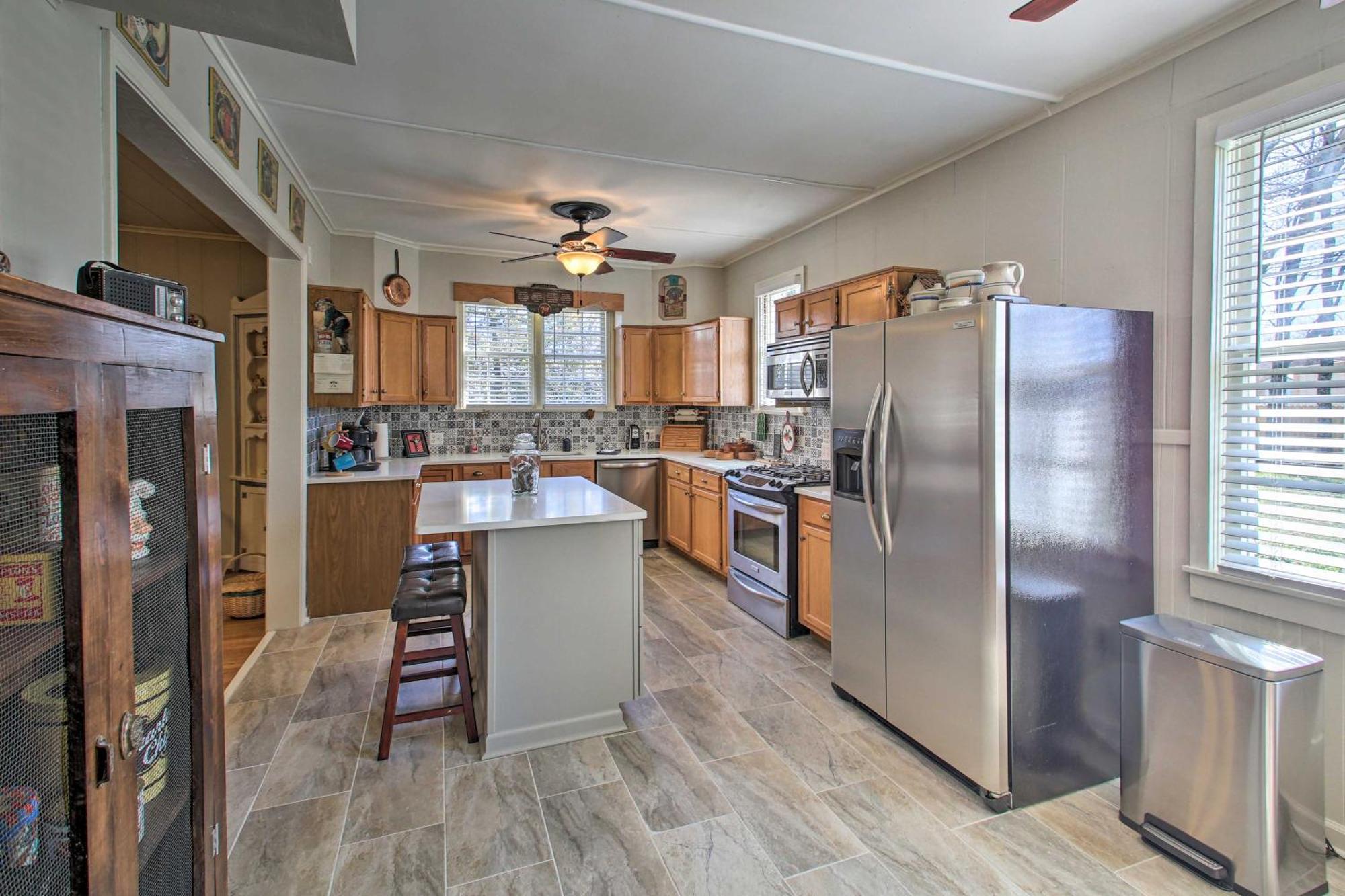 Delightful Retreat With Fireplace And Large Yard! Εξωτερικό φωτογραφία