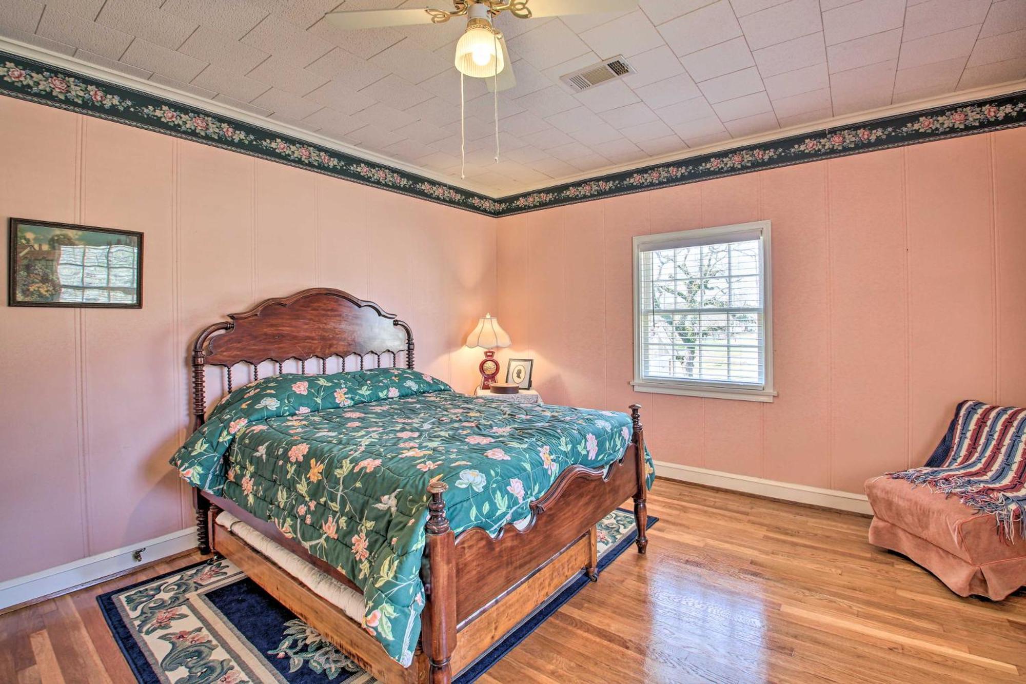 Delightful Retreat With Fireplace And Large Yard! Εξωτερικό φωτογραφία