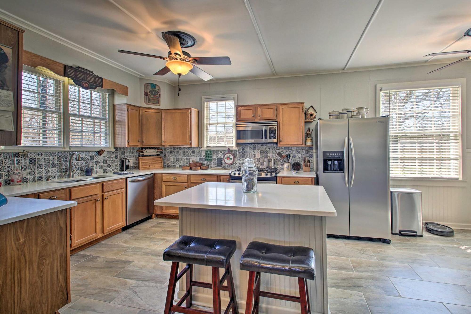Delightful Retreat With Fireplace And Large Yard! Εξωτερικό φωτογραφία