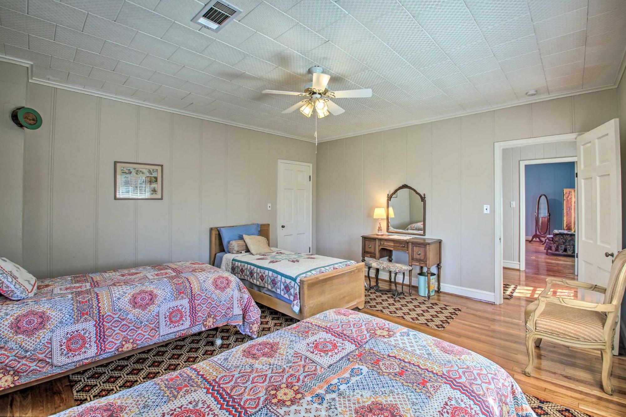 Delightful Retreat With Fireplace And Large Yard! Εξωτερικό φωτογραφία