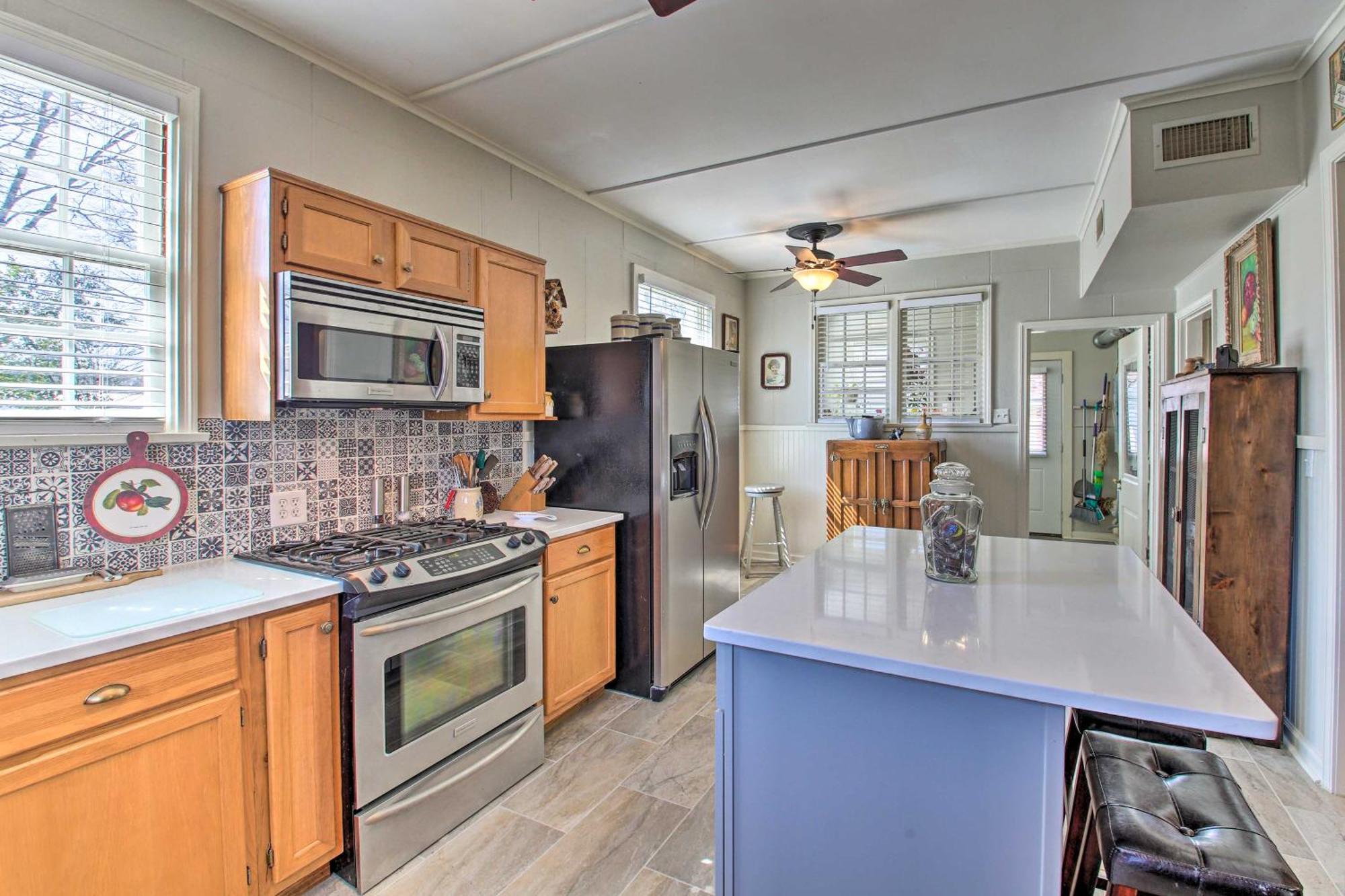 Delightful Retreat With Fireplace And Large Yard! Εξωτερικό φωτογραφία